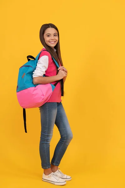 Szczęśliwa nastolatka nosi plecak. szczęście z dzieciństwa. Z powrotem do szkoły. wesoły dzieciak z torbą szkolną. — Zdjęcie stockowe