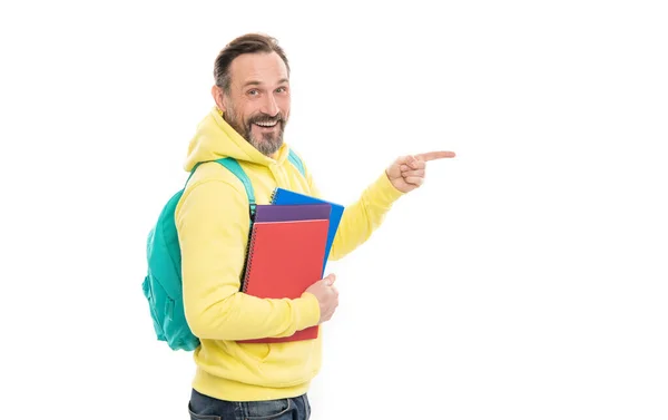 Man i gul hoody peka finger, kopiera utrymme. litteraturutbildning för vuxna. kille hålla arbetsbok. — Stockfoto