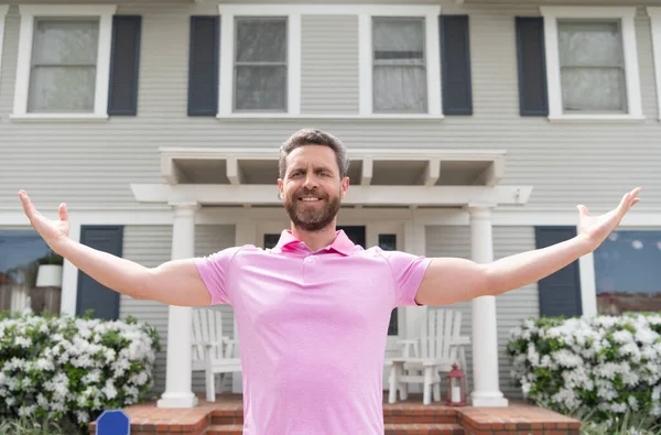 Счастливый босоногий владелец рядом с новым домом после аренды или покупки нового дома, собственность — стоковое фото