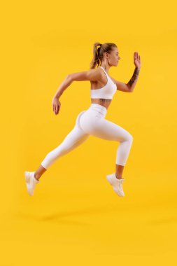 Genç ve özgür. Meydan okuma ve rekabet. Sporcu sporcu kazanmak için hızlı koşar. çalışma etkinliği.