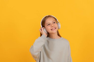 Müzik aşığı. Müzik dinle. Kablosuz kulaklık cihazı aksesuarı. yeni teknoloji.