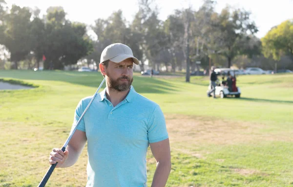 Portré a golfozó sapkában golfütővel néz félre. Az emberek életstílusa. férfi játszik játék — Stock Fotó