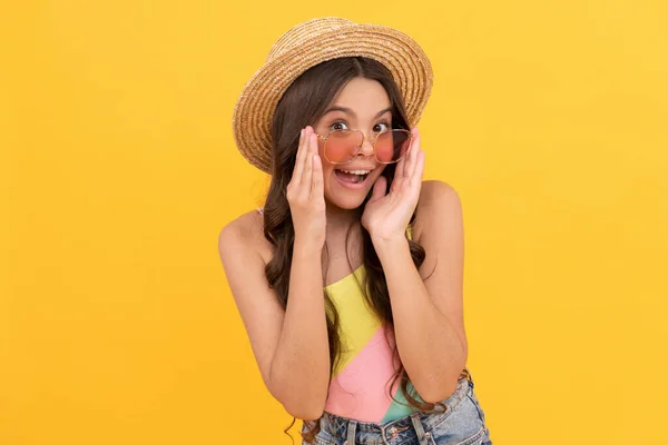 Heureux gamin drôle dans les lunettes et chapeau de paille. cool adolescent fille avoir amusant. enfant surpris dans des lunettes. — Photo