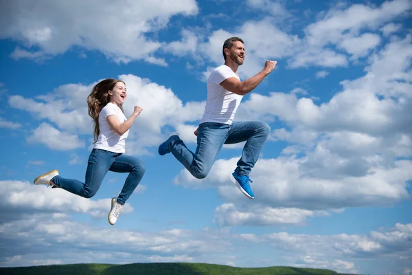 Padre e figlia saltano in alto. Sbrigati. infanzia felice e paternità. concetto di amicizia — Foto Stock