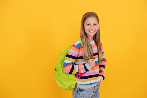 Glad tonåring flicka bära ryggsäck. Tillbaka till skolan. Kunskapsdag. begreppet utbildning. — Stockfoto