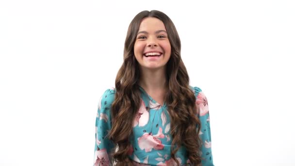 खुश मुस्कुराते किशोर लड़की अच्छे मूड में लंबे घुमावदार बालों के साथ मजाक के बाद हँसी, मज़ा कर रहा है — स्टॉक वीडियो