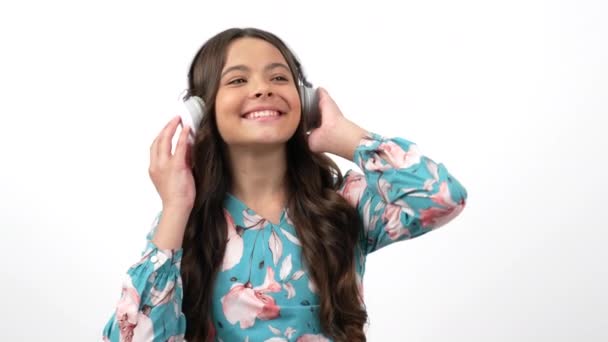Glad unge njuter av musik lyssna hennes favorit låt i hörlurar och dans, musik — Stockvideo