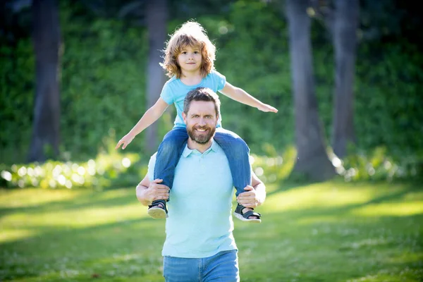 Padre sostenga a su hijo al aire libre. feliz día de los padres. familia feliz. papá y el niño pasan tiempo juntos — Foto de Stock