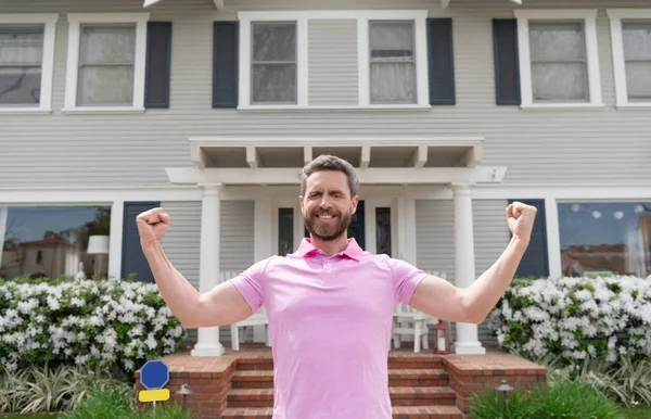 Счастливый одинокий мужчина снимает жилье рядом с новым домом после сдачи в аренду или покупки нового дома, аренда — стоковое фото