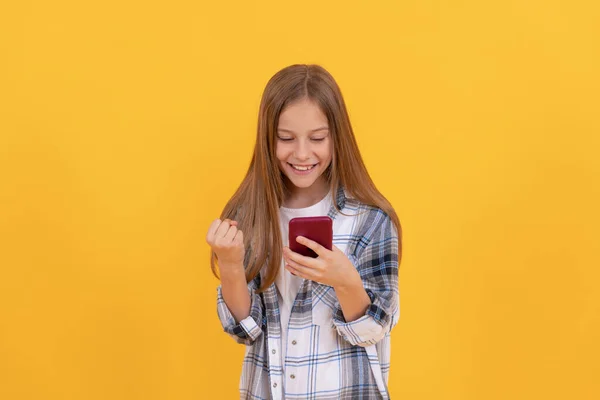 Glad tonåring flicka chatta online. Skolbloggning. modern kommunikationsteknik — Stockfoto
