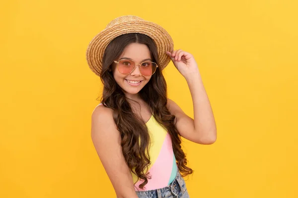 Feliz adolescente chica en verano paja sombrero y gafas tiene pelo rizado sobre fondo amarillo, felicidad — Foto de Stock