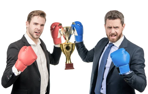 Trofeo y prestigio. Tengo el premio. Ganar trato. Los hombres de negocios con guantes de boxeo celebran la victoria. —  Fotos de Stock