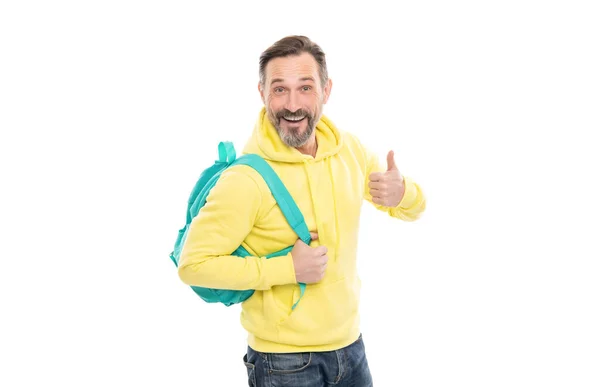 Gelukkig volwassen man dragen schooltas of rugzak geïsoleerd op witte show duim omhoog, onderwijs. — Stockfoto