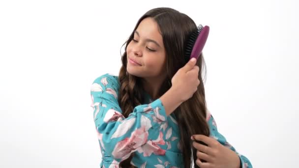 Pelo liso saludable de niño sonriente cepillándolos con peine mostrando el pulgar hacia arriba, cuidado del cabello — Vídeos de Stock