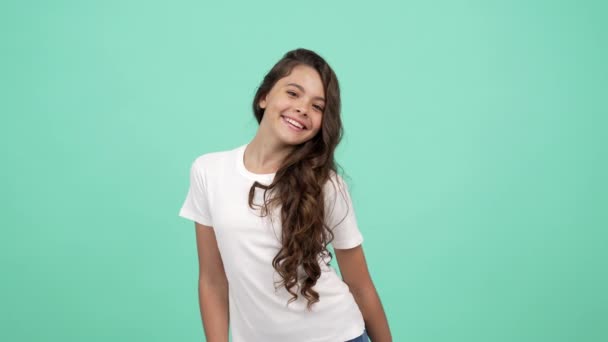 Retrato de niño feliz pelo largo rizado bailando y haciendo olas con el cuerpo, positividad — Vídeo de stock