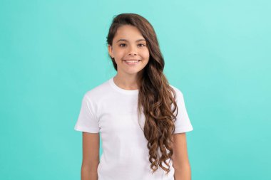 Güzellik ve moda. Kadın manken. Beyaz gömlekli güzel bir kız..