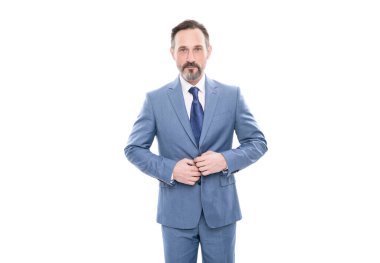 İş adamı gibi giyinmiş, ciddi, olgun, gri yönetim kurulu başkanı beyaz, resmi moda izole edilmiş.
