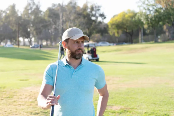 Férfi golfozó profi golfpályán. portré golfozó sapkában golfütő. — Stock Fotó