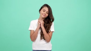 Sevimli utangaç çocuk kamerayı işaret ediyor ve kalp hareketi gösteriyor.