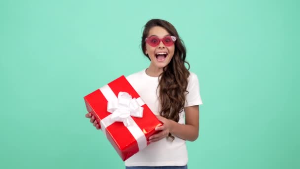 Id surpreso em óculos de sol segurar compra caixa de presente após a venda de compras, dia de boxe — Vídeo de Stock