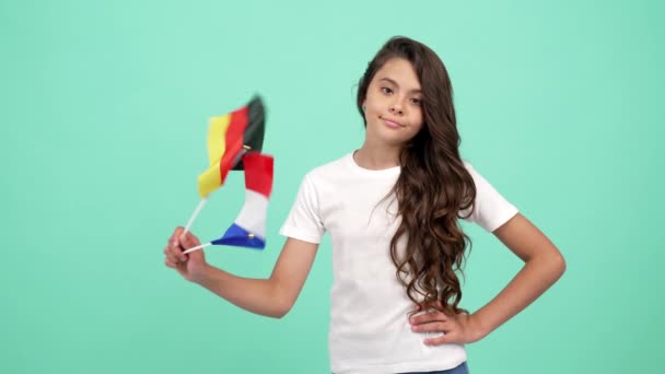 Niña eligiendo entre bandera francesa y alemana confundida en la elección para quién animar, eurozona — Vídeos de Stock