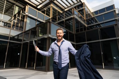 Ofis dışında dizüstü bilgisayarlı depresif bir iş adamı. Dünya ekonomisi çöktü. finansal kriz.