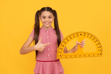 Buraya bak. Okula dönüyorum. Cebir ve geometri. Çocuk matematik okuyor. modern eğitim.