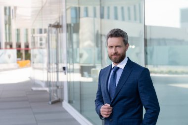 Takım elbiseli başarılı bir patron. Müdür ofisin dışında. erkek resmi iş modası.