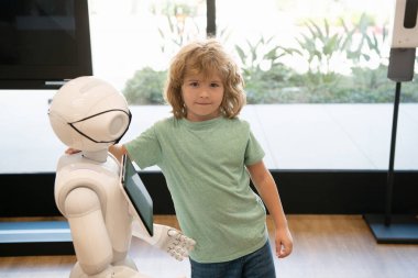 Koruyucu maskeli çocuk ve robot asistanı. robotik salgın geleceği