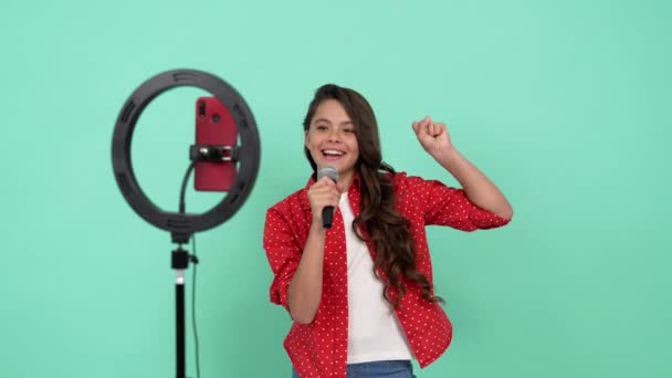 Dítě streaming živě její hudební blog zpěv s mikrofonem, zpěv — Stock video
