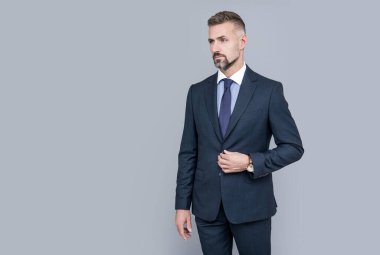 Erkek resmi moda. Profesyonel traşsız CEO. Kendinden emin, boz saçlı patron. Boşluğu kopyala.
