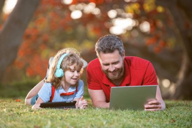 Webinar video dersi. Bilgisayarda online eğitim. baba ve oğul modern iletişim teknolojisini kullanıyorlar.