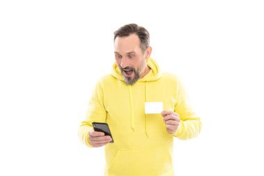 Şaşırmış bir adam internet üzerinden telefon görüşmesi yapıyor. Beyaz fotokopi odasında izole edilmiş, internetten alışveriş yapıyor..