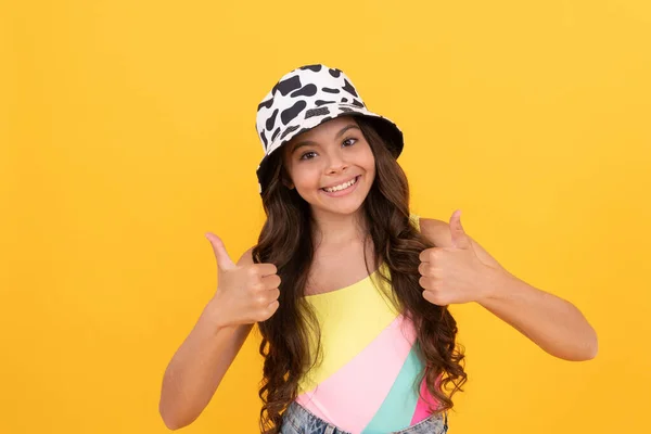 Pollice in su. adolescente mostrano emozioni positive. bambino indossare cappello a secchio. felice ragazza adolescente — Foto Stock