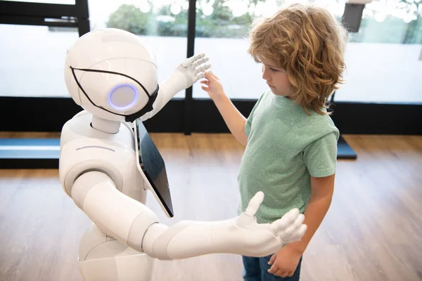 Robot salgınının geleceği. Robot çocukla iletişim kuruyor. Otomasyon. insansı teknoloji