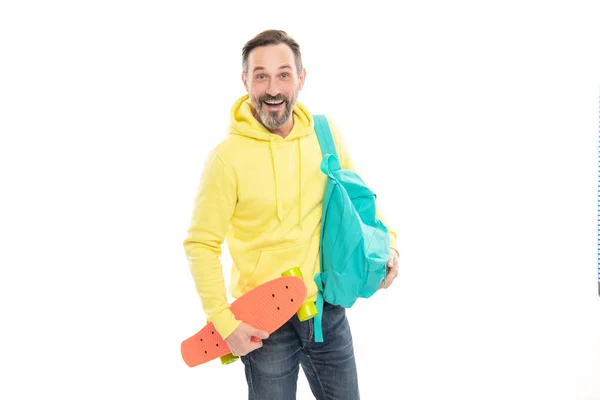 Счастливый зрелый мужчина хипстер в капюшоне с рюкзаком и пенни доска изолированы на белом, скейтбординг. — стоковое фото
