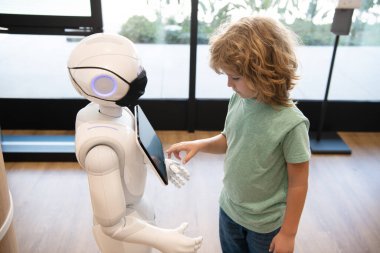 Akıllı çocuk modern eğitim ve otomasyon için robot asistan teknolojisiyle iletişim kuruyor.