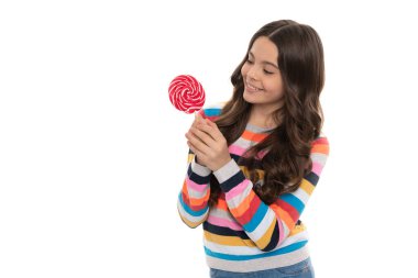 Beyaz arka planda izole edilmiş lolipop şekerli mutlu çocuk, kopyalama alanı, tatlı hayat.
