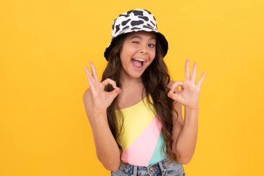 Tamam jest. çocukluk mutluluğu. Yaz partisi görünüşü. Kova şapkalı mutlu çocuk..