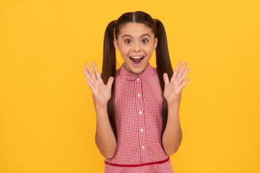 Mutlu çocuğun ağzını sarı arka planda tutması hoş bir sürpriz oldu.