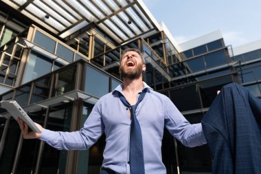 Borsa devalüasyonu. Tam bir fiyasko. İş çöküyor. çok çalışan iş adamı.