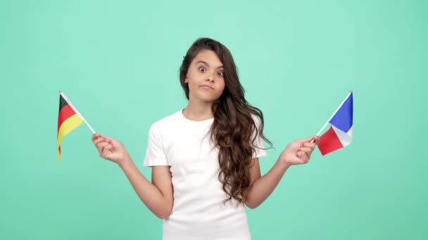 Adolescente chica haciendo elección entre alemania y francia elegir bandera alemana, bandera nacional — Vídeos de Stock