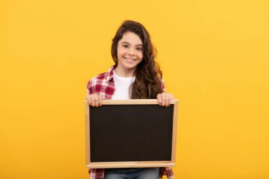 Okula dönüyorum. Çocuk yenilik bilgisi sunuyor. Çocukluk eğitimi. duyuru için boşluk kopyala