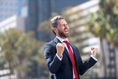 Takım elbiseli başarılı patron. Heyecanlı bir girişimci. iş heyecanı.