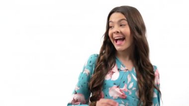 Kıvırcık saçlı, reklam ve reklam için fotokopi alanını işaret eden mutlu genç kız..