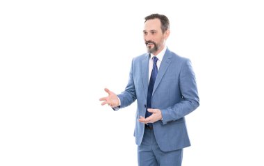 Takım elbiseli neşeli, olgun bir adam beyaz fotokopi odasında izole bir şekilde konuşuyor.