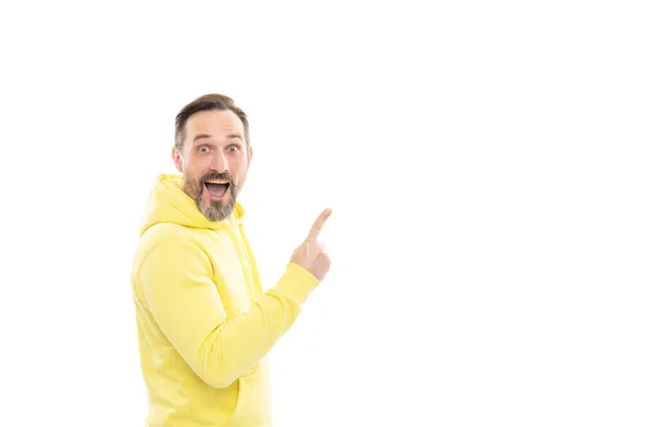 Šťastný muž v Hoody ukazující prstem na kopírovací prostor izolovaný na bílém, navrhnout. — Stock fotografie