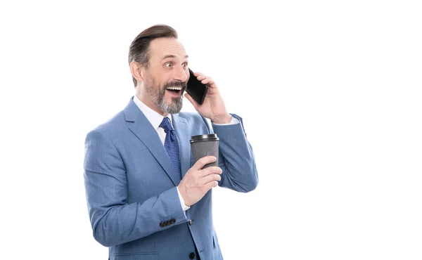 의사소통. 사업가가 스마트폰으로 통화하고 차를 마신다. — 스톡 사진