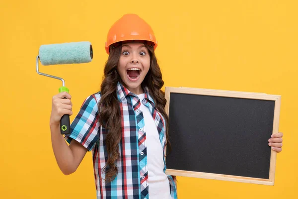 Sorpresa adolescente chica hold pintura rodillo y escuela pizarra copia espacio, educación. — Foto de Stock