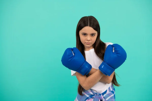 Entschlossener erfolgreicher Kinderboxer. Kampf um den Erfolg. Selbstbewusstes Kind reif für den Wettbewerb. — Stockfoto